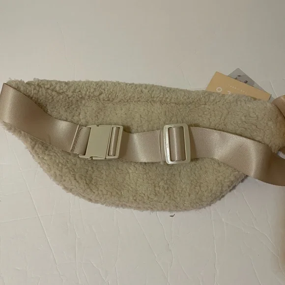 Wilo The Label Cream Sherpa Belt Bag - NWT*** - Picture 4 of 4